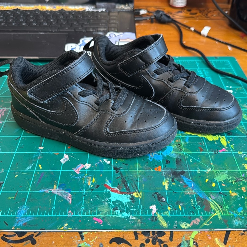 My daughter outgrew these . Lots of life left . Size 10C . Nike shoes